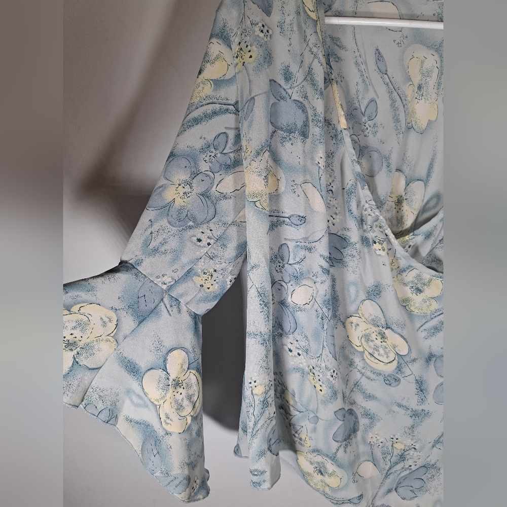 East West Vintage Baby Blue Floral Flowy Top Size Large Cross Front 3/4 Sleeve - Picture 3 of 10